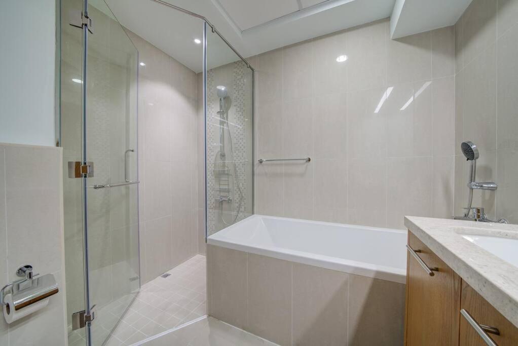 Appartamento Burj Khalifa View - 2Br And Maid - Downtown Dubai Esterno foto