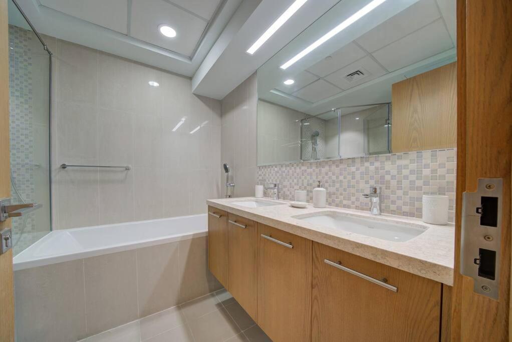 Appartamento Burj Khalifa View - 2Br And Maid - Downtown Dubai Esterno foto